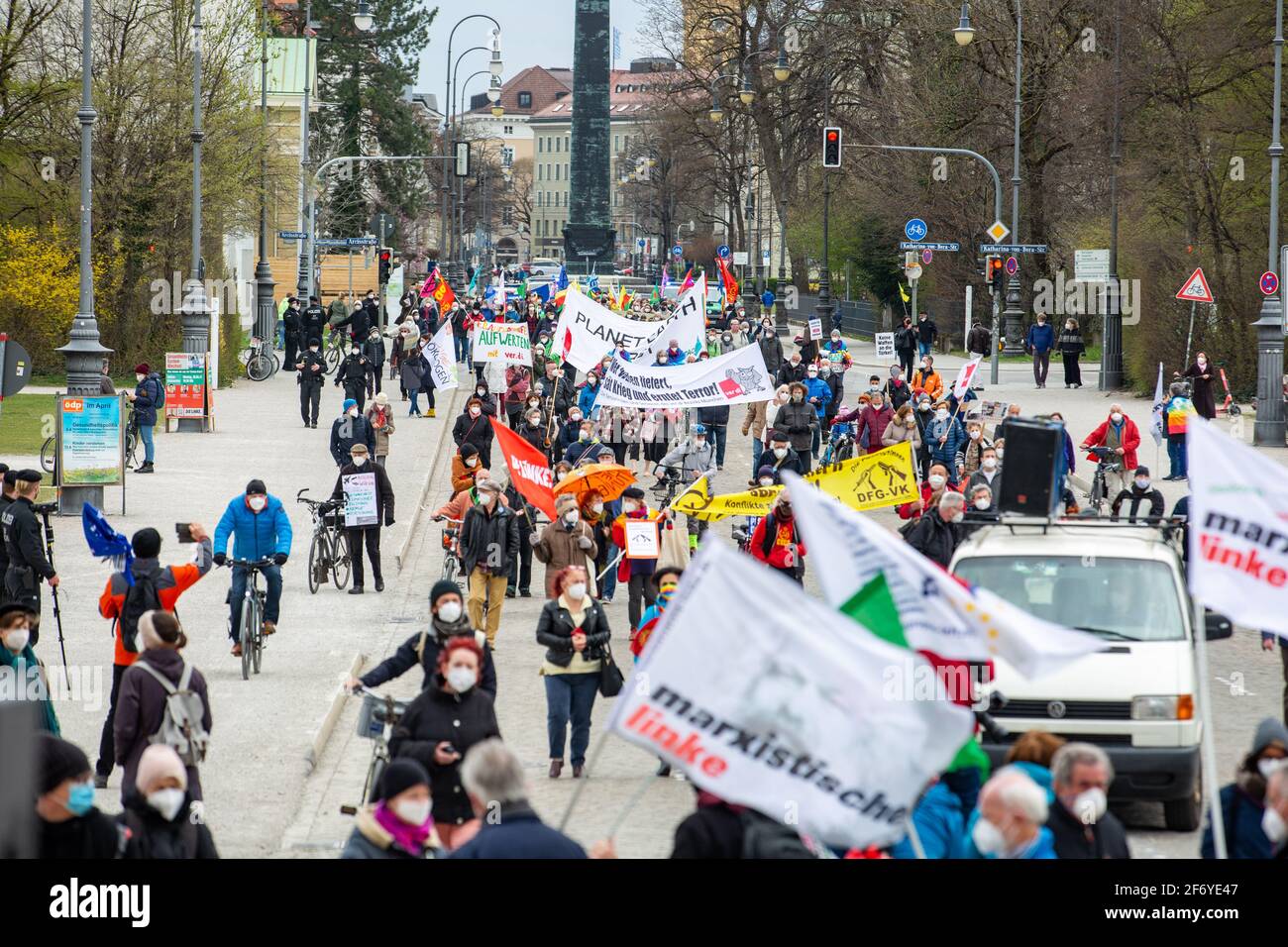 Übersicht auf die Demo. Underte Menschen sammeln sich am 3. April 2021 in München, um gegen Krieg und Aufrüstung und für eine atomwaffenfreie Welt zu demonstrieren. QUERDENKEN Gruppen hatten im Vorfeld dazu aufgerufen, den traditionellen Ostermarsch zu infiltrieren, die Veranstalter schlossen diese aber aus, so dass ohne Probleme demonstriert werden konnte. * Allgemeine Sicht auf die Demonstration. Am 3 2021. April versammelten sich Hunderte in München, Deutschland, um gegen Krieg und Bewaffnung und für eine atomwaffenfreie Welt zu protestieren. Im Vorfeld der Demonstration eine Gruppe von Querdenken/Covid-Leugnern Stockfoto