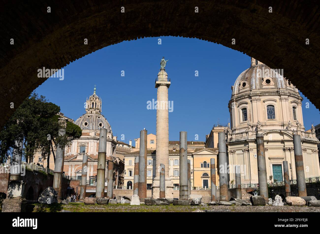 Rom. Italien. Forum von Trajan (Foro di Traiano), die Granitsäulen der Basilika Ulpia stehen im Vordergrund, die Säule von Trajan (AD 113) behin Stockfoto
