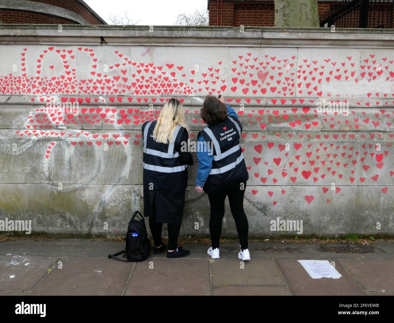 150000 Herzen, die in London gemalt wurden, um die an Covid 19 verlorenen Leben in ganz Großbritannien darzustellen. Jedes Herz repräsentiert jemanden, der geliebt wurde und zu früh an Covid verloren ging - 19 . Matt Fowler , Mitbegründer sagte, als sie begannen, die Herzen zu malen.Labour-Führer Keir Starmer kam und zeigte Unterstützung. Hoffentlich wird der rat die Herzen versiegeln, sobald sie fertig sind, damit er zu einem dauerhaften Denkmal für diejenigen werden kann, die dort ihr Leben verloren haben, und hoffentlich kann eine öffentliche Untersuchung stattfinden, um die Fehler der Tory-Regierung zu untersuchen, um schnell Lehren zu ziehen und weiteren Verlust zu verhindern Des Lebens ... Stockfoto