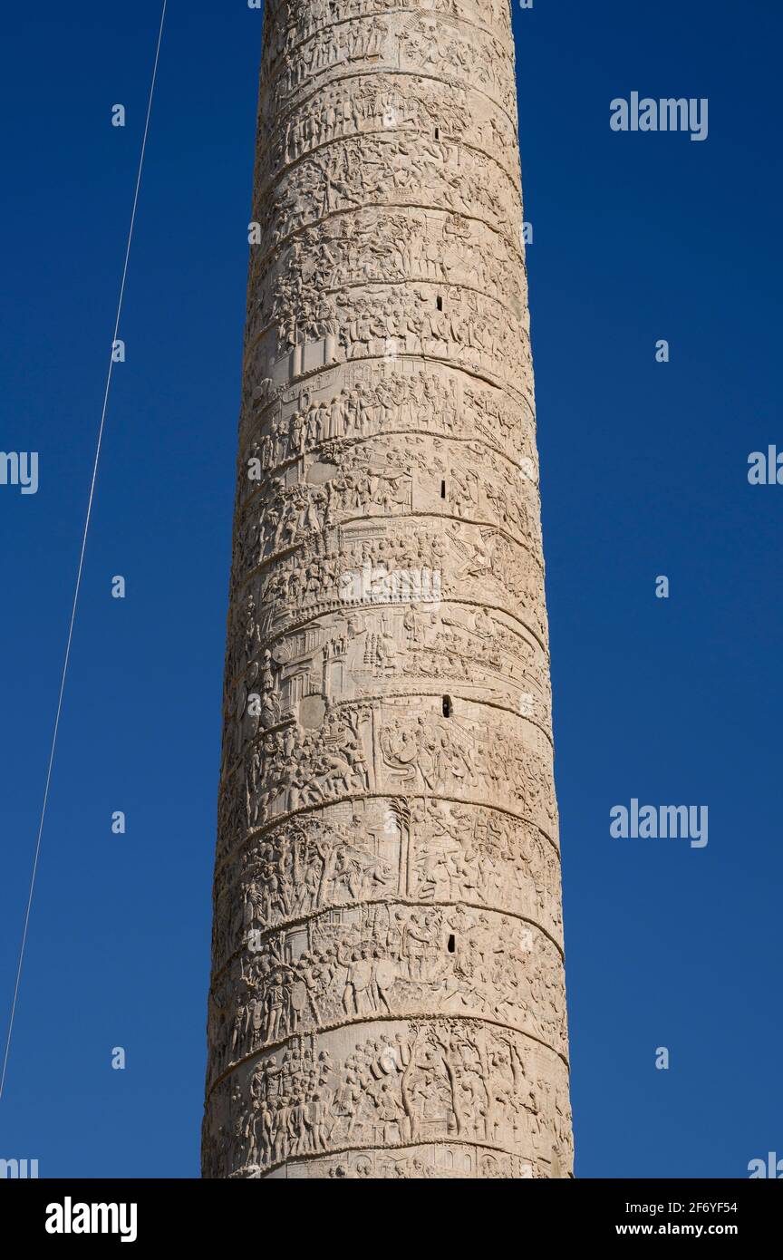 Rom. Italien. Trajans Säule, 113 n. Chr. (Colonna Traiana), zeigt Szenen aus dem ersten und zweiten dakischen Krieg. Stockfoto