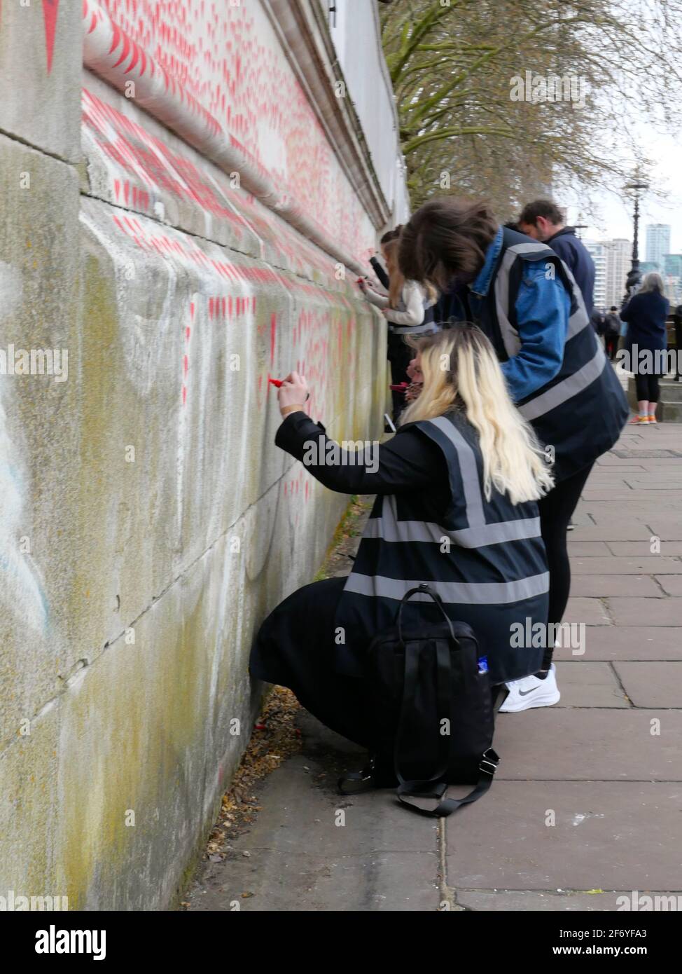 150000 Herzen, die in London gemalt wurden, um die an Covid 19 verlorenen Leben in ganz Großbritannien darzustellen. Jedes Herz repräsentiert jemanden, der geliebt wurde und zu früh an Covid verloren ging - 19 . Matt Fowler , Mitbegründer sagte, als sie begannen, die Herzen zu malen.Labour-Führer Keir Starmer kam und zeigte Unterstützung. Hoffentlich wird der rat die Herzen versiegeln, sobald sie fertig sind, damit er zu einem dauerhaften Denkmal für diejenigen werden kann, die dort ihr Leben verloren haben, und hoffentlich kann eine öffentliche Untersuchung stattfinden, um die Fehler der Tory-Regierung zu untersuchen, um schnell Lehren zu ziehen und weiteren Verlust zu verhindern Des Lebens ... Stockfoto