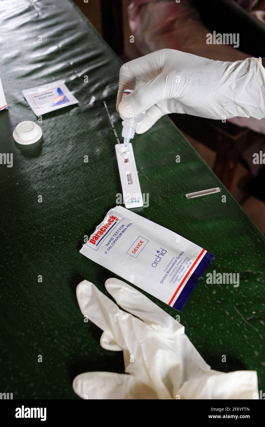 SÜDSUDAN, Rumbek, Gesundheitszentrum, Bluttest auf Malaria und andere Krankheiten / SUEDSUDAN Rumbek, Gesundheitsstation, Bluttest für Malaria und andere Krankheiten Stockfoto