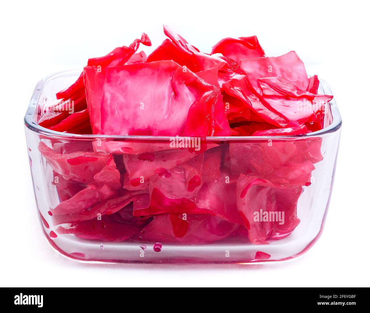 Rotes Sauerkraut mit Rüben in eine Schüssel geben Stockfoto