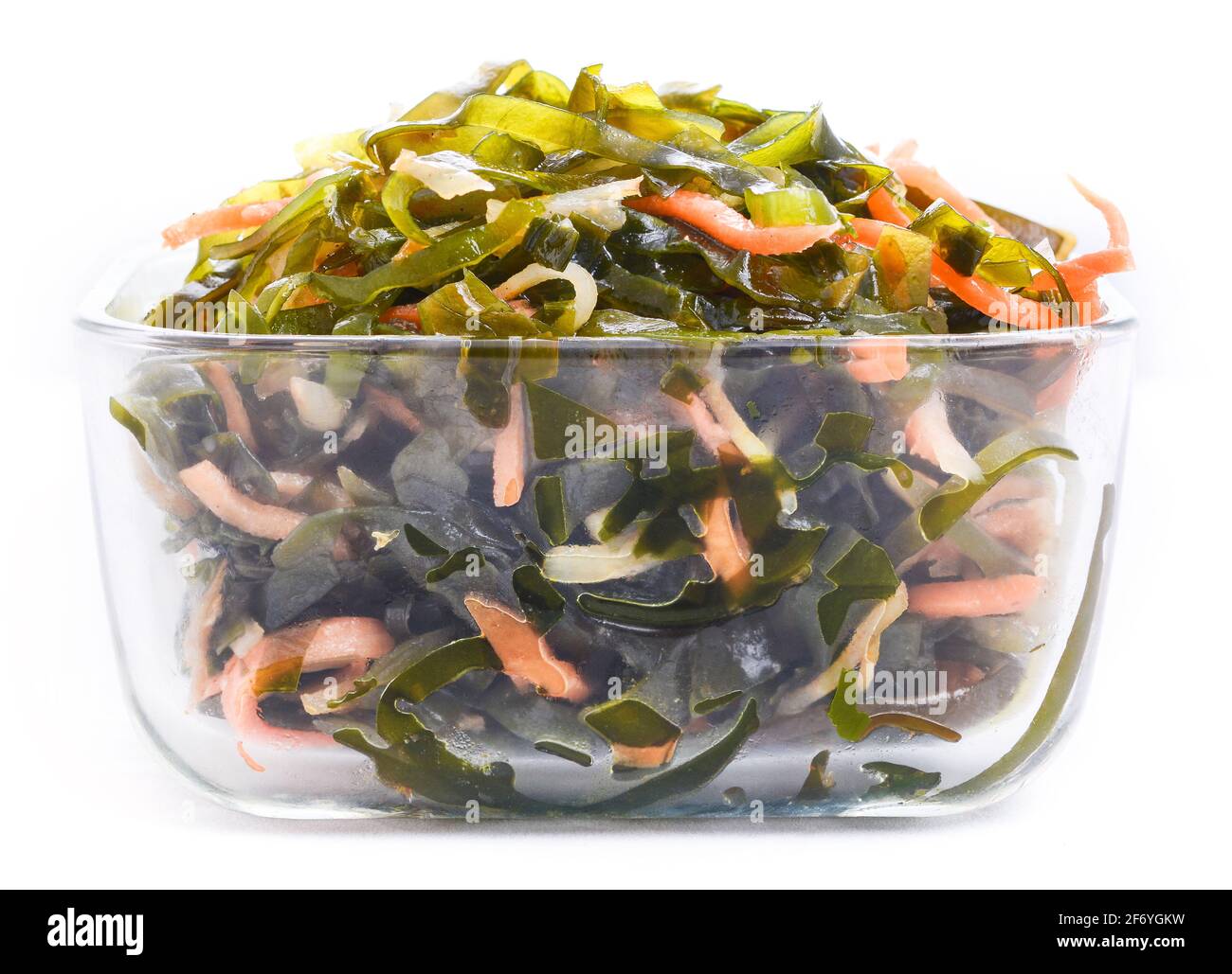 Salat aus eingelegtem Seekale und Karotten in einer Glasschale Stockfoto