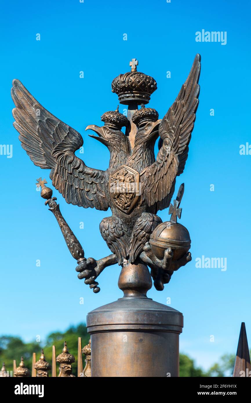 ST. PETERSBURG, RUSSLAND - 10. JULI 2016: Bronze State zweiköpfiger Adler auf dem Zaun der Alexander-Säule auf dem Palastplatz in St. Petersburg, Rus Stockfoto