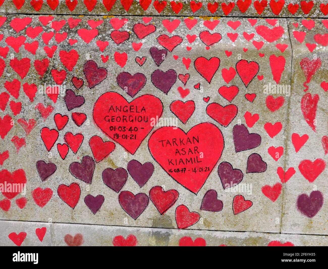 150000 Herzen, die in London gemalt wurden, um die an Covid 19 verlorenen Leben in ganz Großbritannien darzustellen. Jedes Herz repräsentiert jemanden, der geliebt wurde und zu früh an Covid verloren ging - 19 . Matt Fowler , Mitbegründer sagte, als sie begannen, die Herzen zu malen.Labour-Führer Keir Starmer kam und zeigte Unterstützung. Hoffentlich wird der rat die Herzen versiegeln, sobald sie fertig sind, damit er zu einem dauerhaften Denkmal für diejenigen werden kann, die dort ihr Leben verloren haben, und hoffentlich kann eine öffentliche Untersuchung stattfinden, um die Fehler der Tory-Regierung zu untersuchen, um schnell Lehren zu ziehen und weiteren Verlust zu verhindern Des Lebens ... Stockfoto