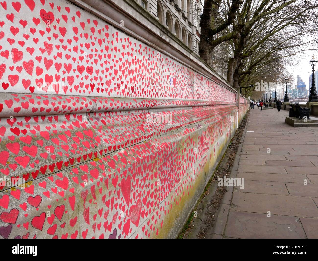 150000 Herzen, die in London gemalt wurden, um die an Covid 19 verlorenen Leben in ganz Großbritannien darzustellen. Jedes Herz repräsentiert jemanden, der geliebt wurde und zu früh an Covid verloren ging - 19 . Matt Fowler , Mitbegründer sagte, als sie begannen, die Herzen zu malen.Labour-Führer Keir Starmer kam und zeigte Unterstützung. Hoffentlich wird der rat die Herzen versiegeln, sobald sie fertig sind, damit er zu einem dauerhaften Denkmal für diejenigen werden kann, die dort ihr Leben verloren haben, und hoffentlich kann eine öffentliche Untersuchung stattfinden, um die Fehler der Tory-Regierung zu untersuchen, um schnell Lehren zu ziehen und weiteren Verlust zu verhindern Des Lebens ... Stockfoto