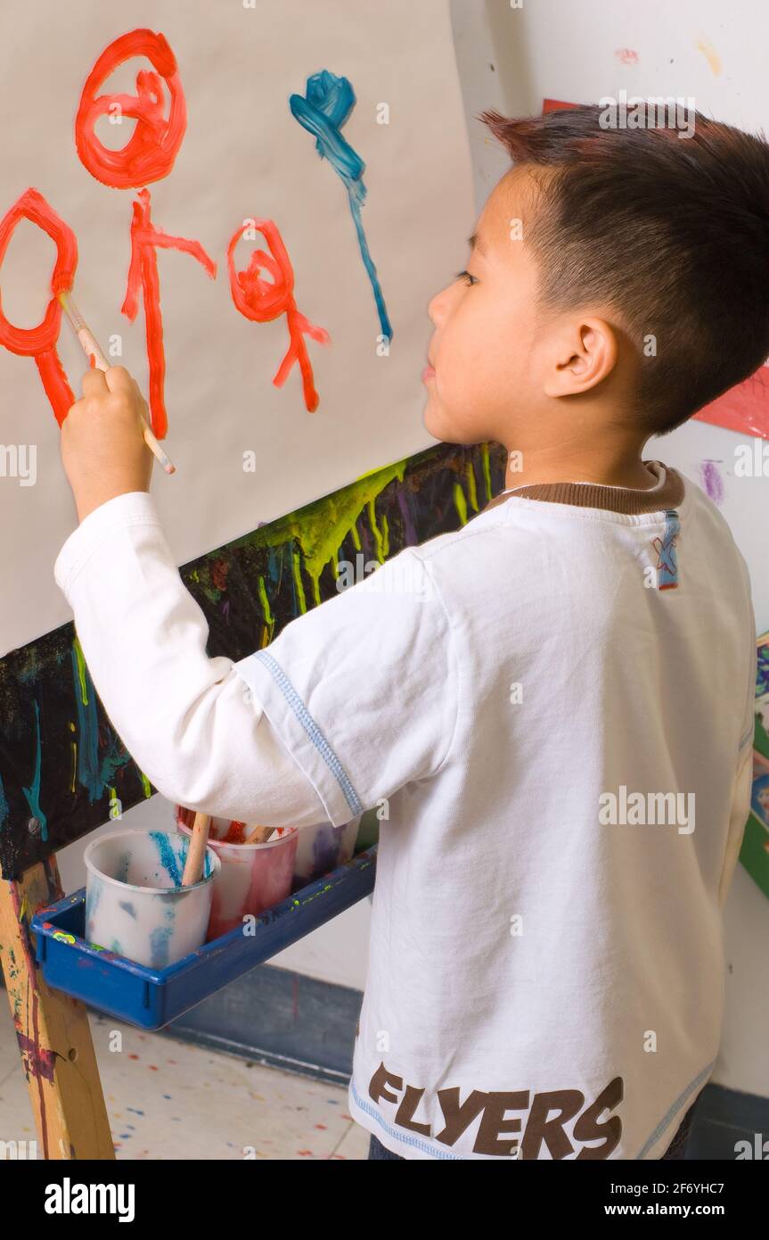 Bildung Vorschule 3-4 Jahre alt Junge Malerei an Staffelei Stockfoto