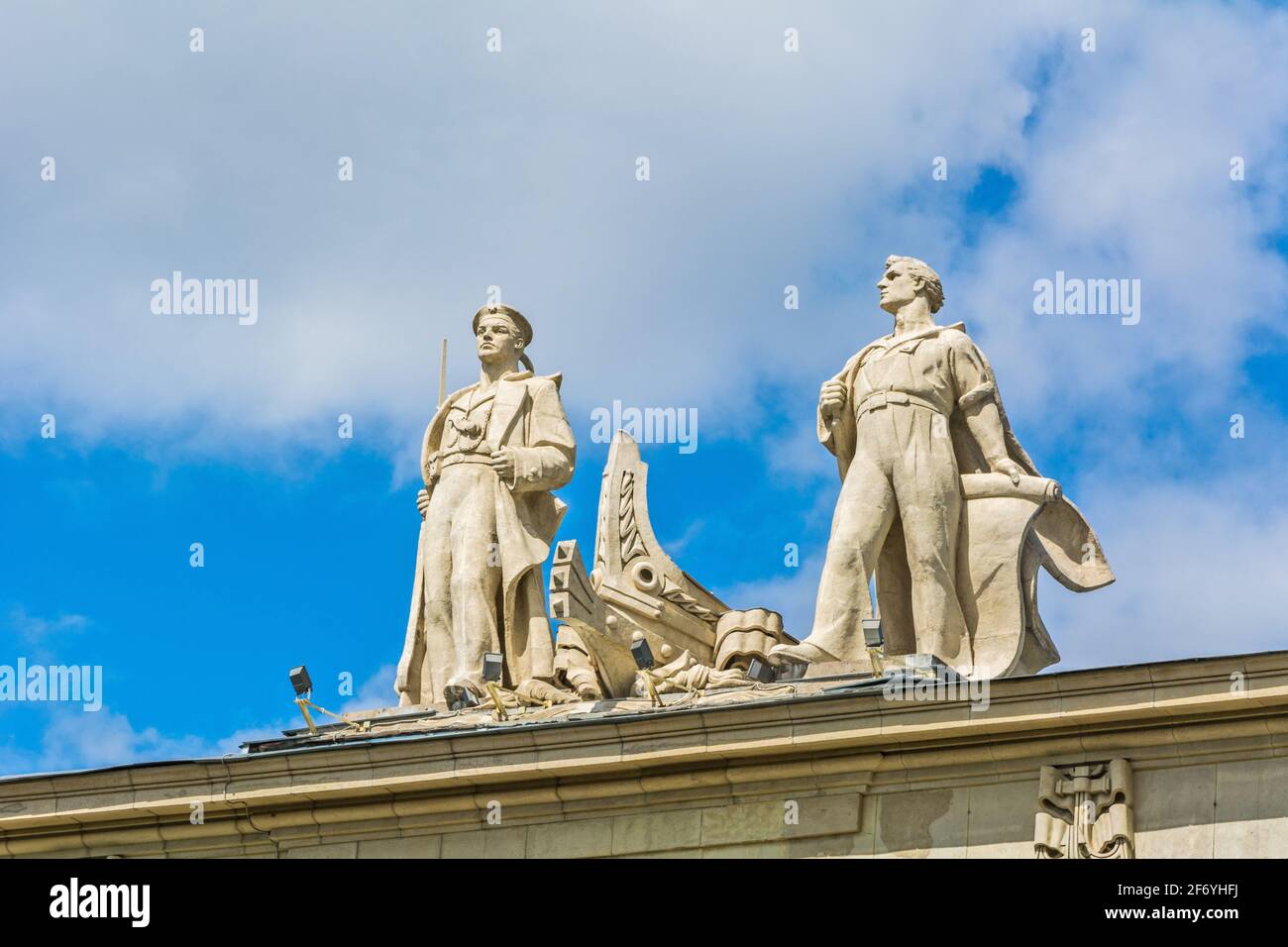 ST. PETERSBURG, RUSSLAND - 30. MAI 2017: Sowjetischer Neoklassizismus - Statuen eines Matrosen und Ingenieurs schmücken das Wohngebäude der Mitarbeiter des Peop Stockfoto