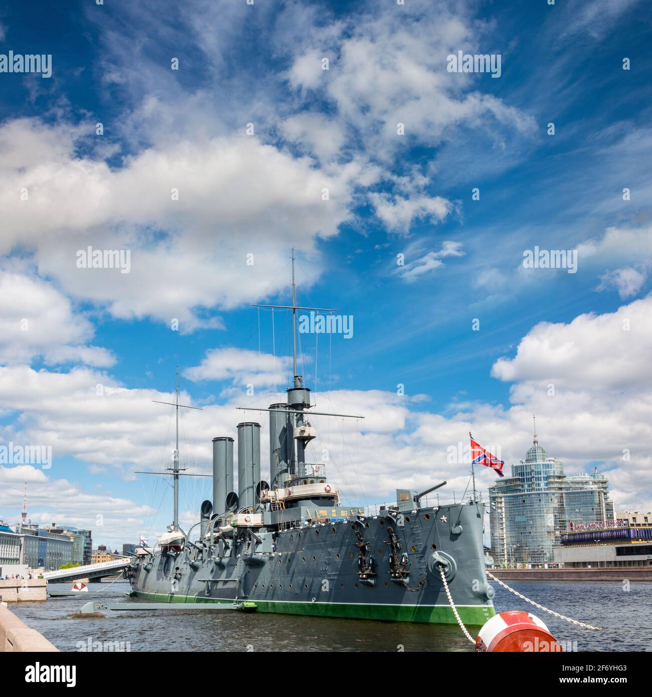 ST. PETERSBURG, RUSSLAND - 30. MAI 2017: Der legendäre Kreuzer Aurora ist ein Denkmal für die Revolution in St. Petersburg, Russland Stockfoto