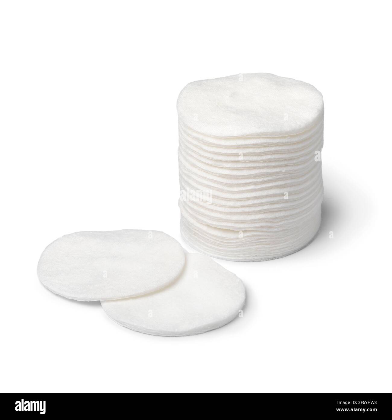 Stapel von weichen weißen kosmetischen Baumwollpads isoliert auf weiß Hintergrund Stockfoto