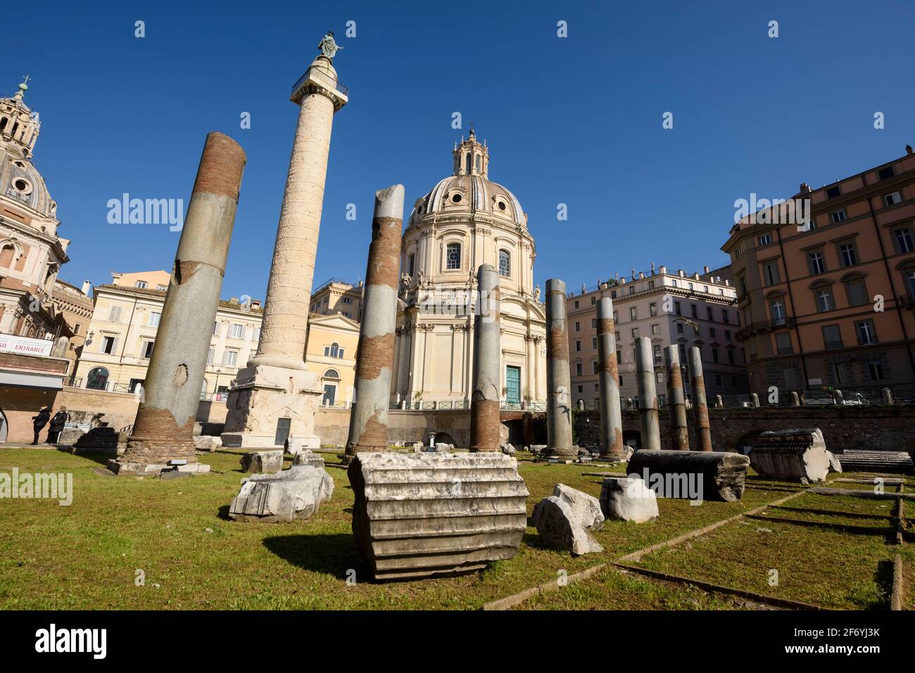 Rom. Italien. Forum von Trajan (Foro di Traiano), die Granitsäulen der Basilika Ulpia stehen im Vordergrund, die Säule von Trajan (AD 113) behin Stockfoto