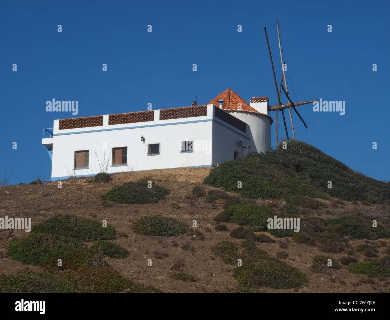 Windmühle in der wunderschönen Carraparteira an der Alentejo-Küste Portugals Stockfoto