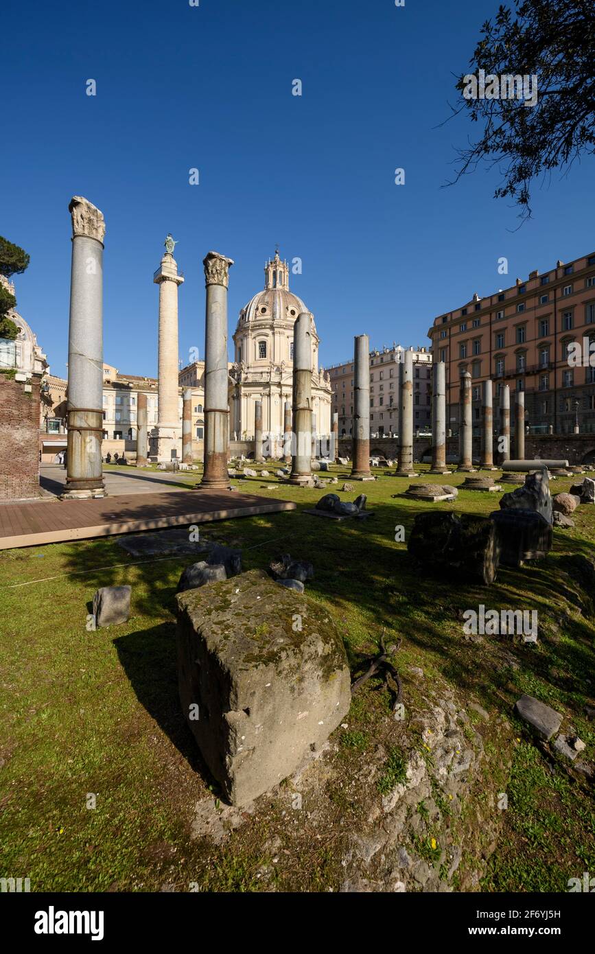 Rom. Italien. Forum von Trajan (Foro di Traiano), die Granitsäulen der Basilika Ulpia stehen im Vordergrund, die Säule von Trajan (AD 113) behin Stockfoto