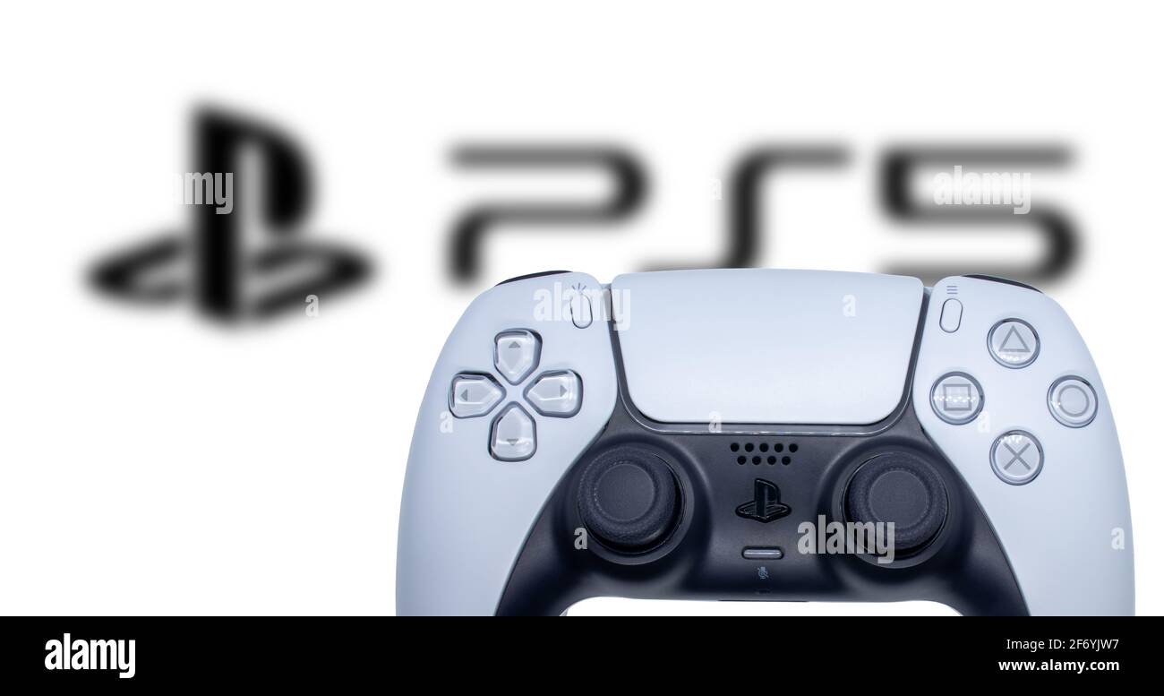PS5-Gamepad-Banner mit defokussertem playstation-Logo. Schwarz-weißer playstation 5-Controller mit Branding-Name auf der Rückseite. Stockfoto
