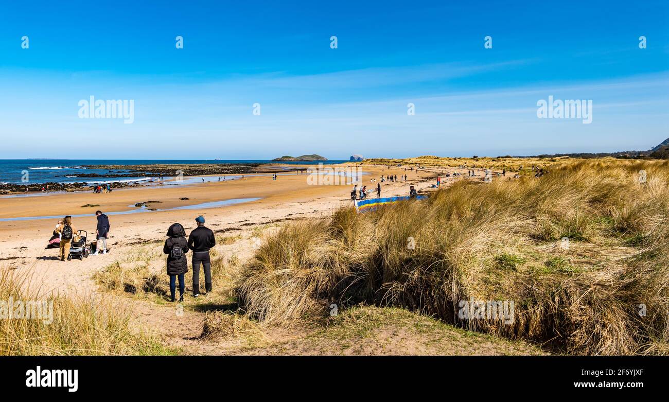 East Lothian, Schottland, Großbritannien, 3. April. 2021. UK Wetter: Sonnenschein am Yellowcraig Strand. Die warme Sonne am Osterwochenende bringt die Menschen raus, um die Natur an der Küste zu genießen. Der Strand ist voll, aber bei Ebbe gibt es genug Platz für alle während der Covid-19 Pandemie Stockfoto