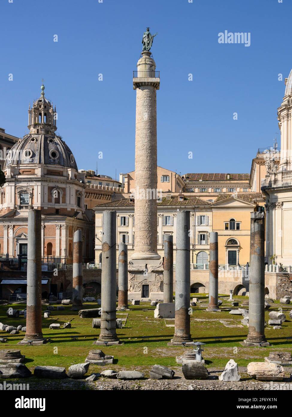 Rom. Italien. Forum von Trajan (Foro di Traiano), die Granitsäulen der Basilika Ulpia stehen im Vordergrund, die Säule von Trajan (AD 113) behin Stockfoto