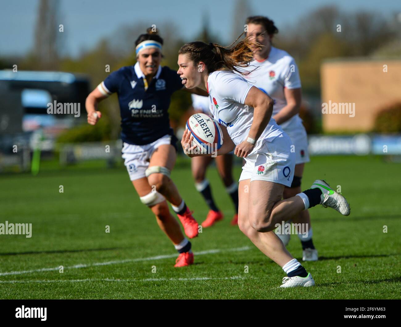 Doncaster, Großbritannien. April 2021. Helena Rowland (#10 England) ist auf dem Weg, beim Womens Six Nations Championship-Spiel zwischen England und Schottland im Castle Park in Doncaster, England, einen Versuch zu machen. Kredit: SPP Sport Pressefoto. /Alamy Live News Stockfoto