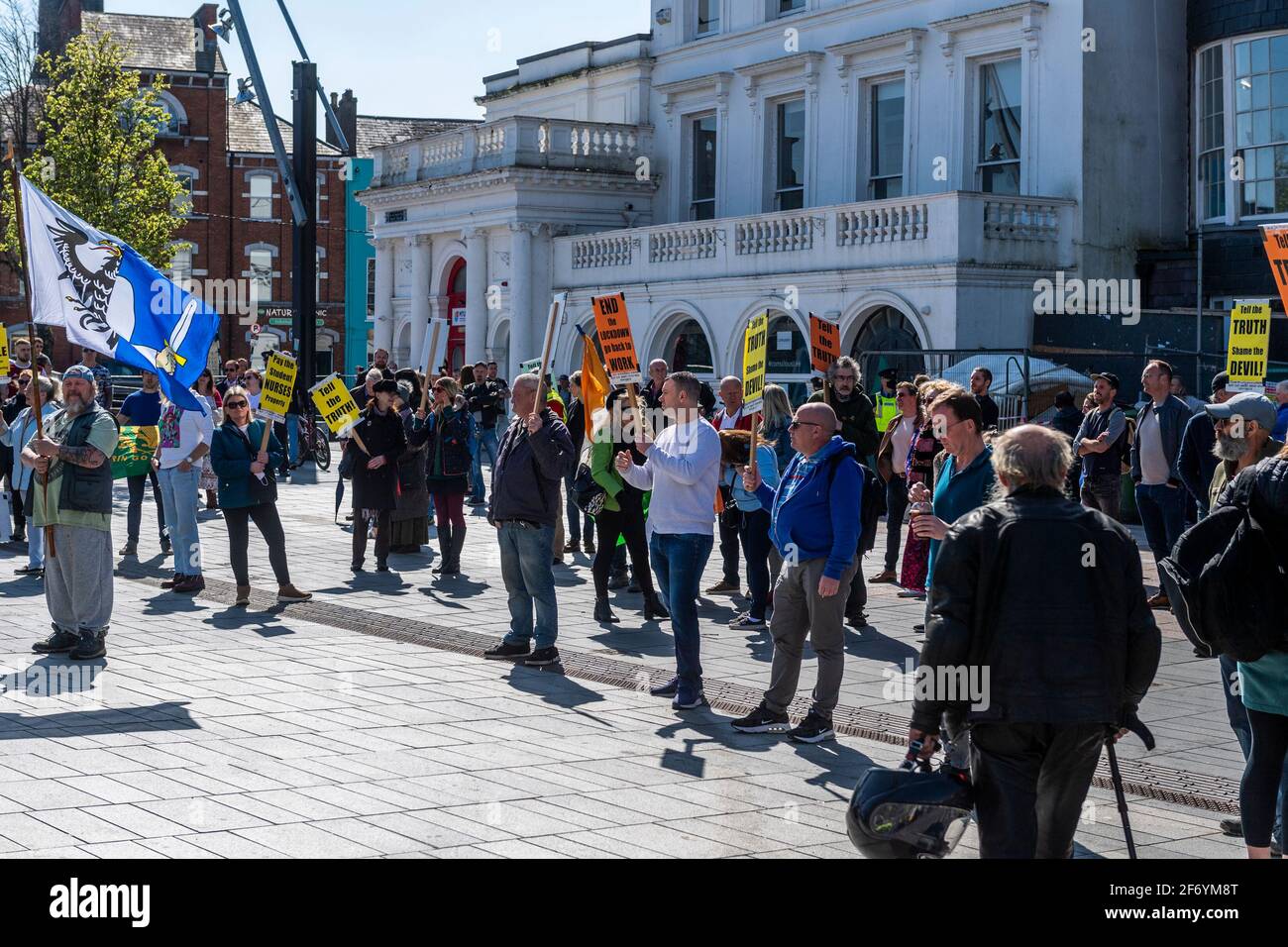 Cork, Irland. April 2021. Ein „End the Lockdown“-Protest-Tokk-Platz heute in Cork, das zweite derartige Ereignis innerhalb eines Monats. Inmitten einer starken Präsenz von Garda nahmen etwa 300 Menschen Teil. Die Demonstranten versammelten sich zur Grand Parade. Quelle: AG News/Alamy Live News Stockfoto