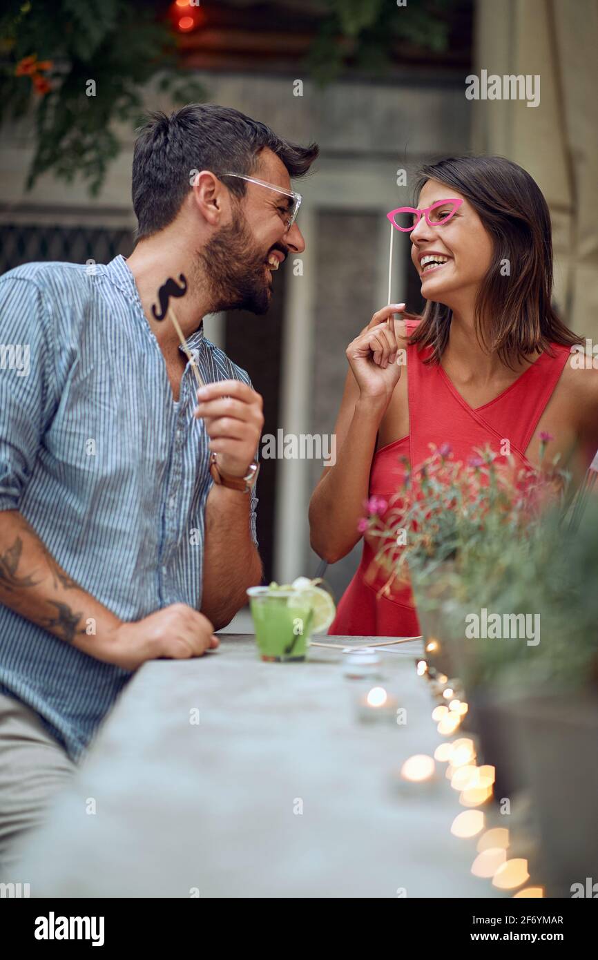 Ein Paar, das sich auf der Open-Air-Geburtstagsparty in einer wunderschönen Sommerdämmerung amüsieren kann. Gute Zeit der Freundschaft Stockfoto