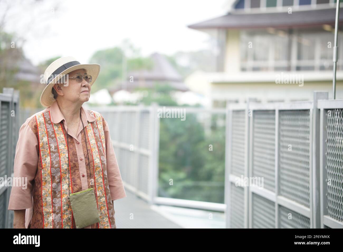 Alte ältere weibliche ältere Frau Reisende auf Fußgängerbrücke im Park. Senior Freizeit Lebensstil Stockfoto
