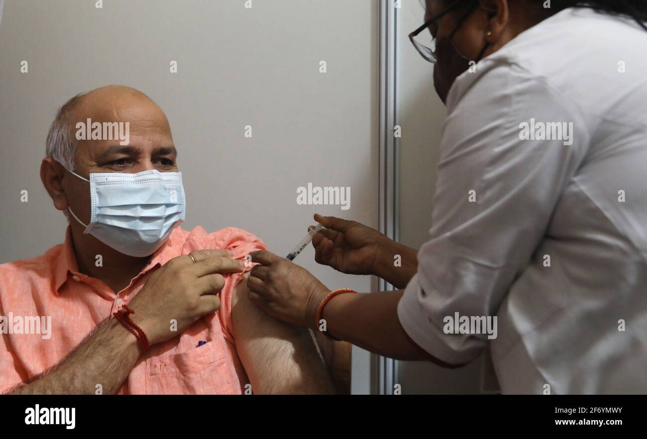 Neu-Delhi, Indien. April 2021. Stellvertretender Chief Minister von Delhi, Manish Sisodia mit Gesichtsmaske erhält die erste Dosis des Covid-19-Impfstoffs COVAXIN während einer Impfkampagne gegen die Coronavirus-Krankheit (Covid-19) an einem Impfzentrum im Maulana Azad Hospital.Covaxin wurde von Bharat Biotech in Zusammenarbeit mit dem Indian Council of Medical Research (ICMR) & National Institute of Virology entwickelt (NIV). (Foto von Naveen Sharma/SOPA Images/Sipa USA) Quelle: SIPA USA/Alamy Live News Stockfoto