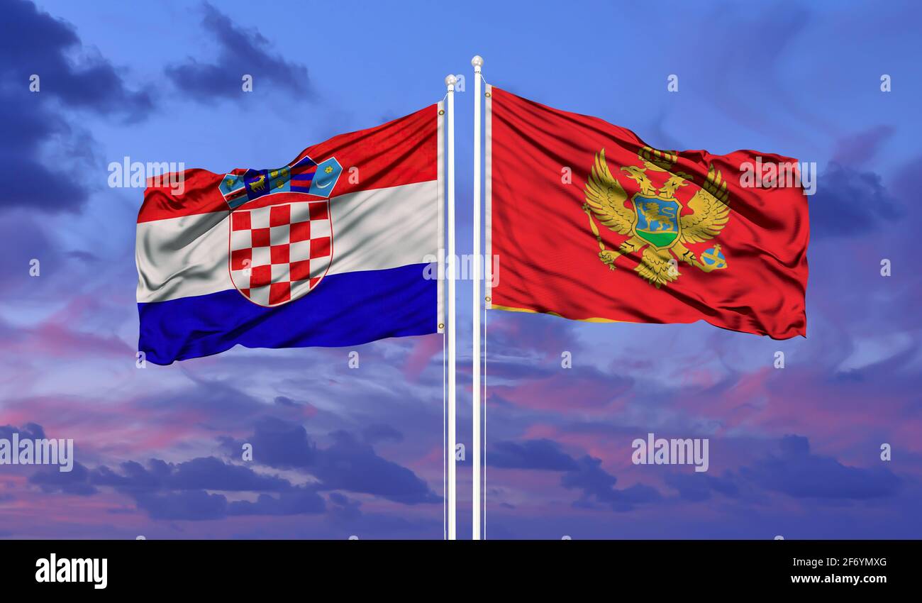 Kroatien und Montenegro Flagge im Wind gegen Weiße bewölkt blauer Himmel zusammen. Diplomatie Konzept, internationale Beziehungen. Stockfoto