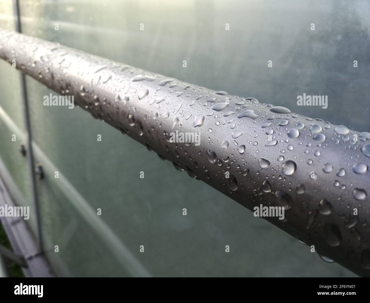 Wassertropfen auf einem Geländer nach dem Regen Stockfoto