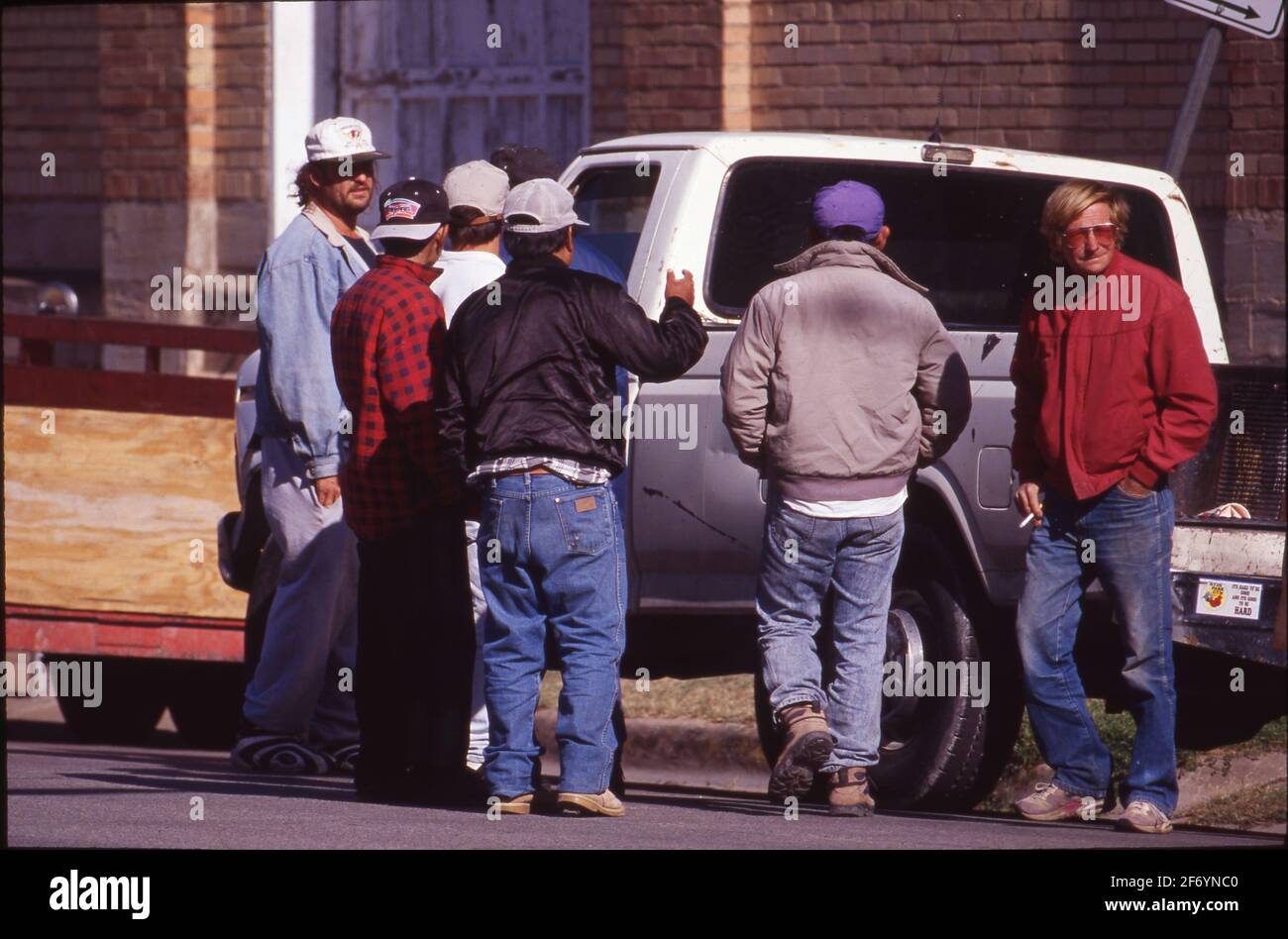 Tagesarbeiter suchen an der Straßenecke in der Innenstadt in Austin, Texas, nach Baumaßnahmen, um 5-10-pro-Stunden-Leistung zu bringen. ©Bob Daemmrich Stockfoto