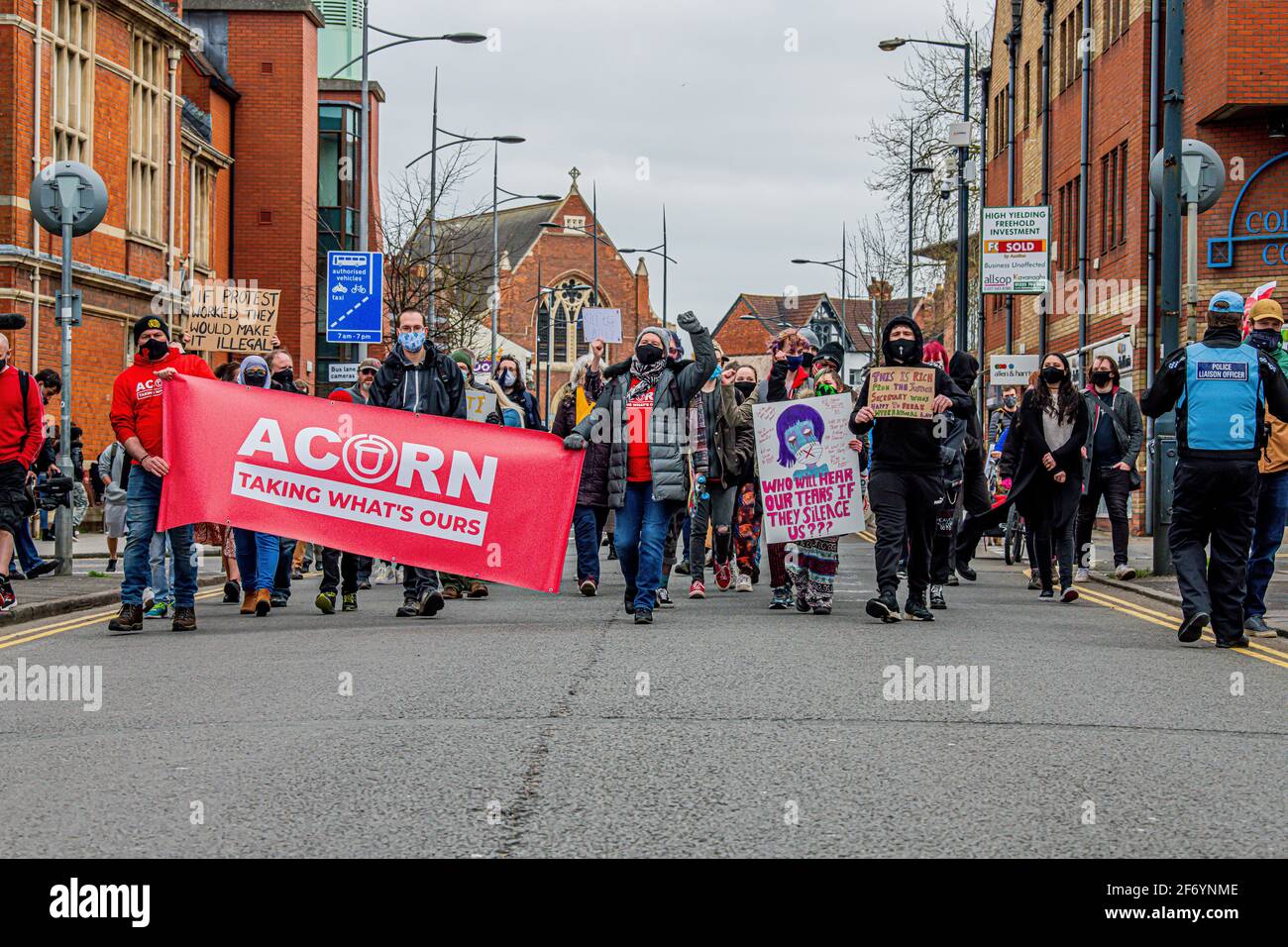 Töten Sie den Gesetzesprotest im Zirkus Swindon Regent als den Die Protestierenden gingen die Commercial Road entlang und zurück 3/04/2021 Stockfoto