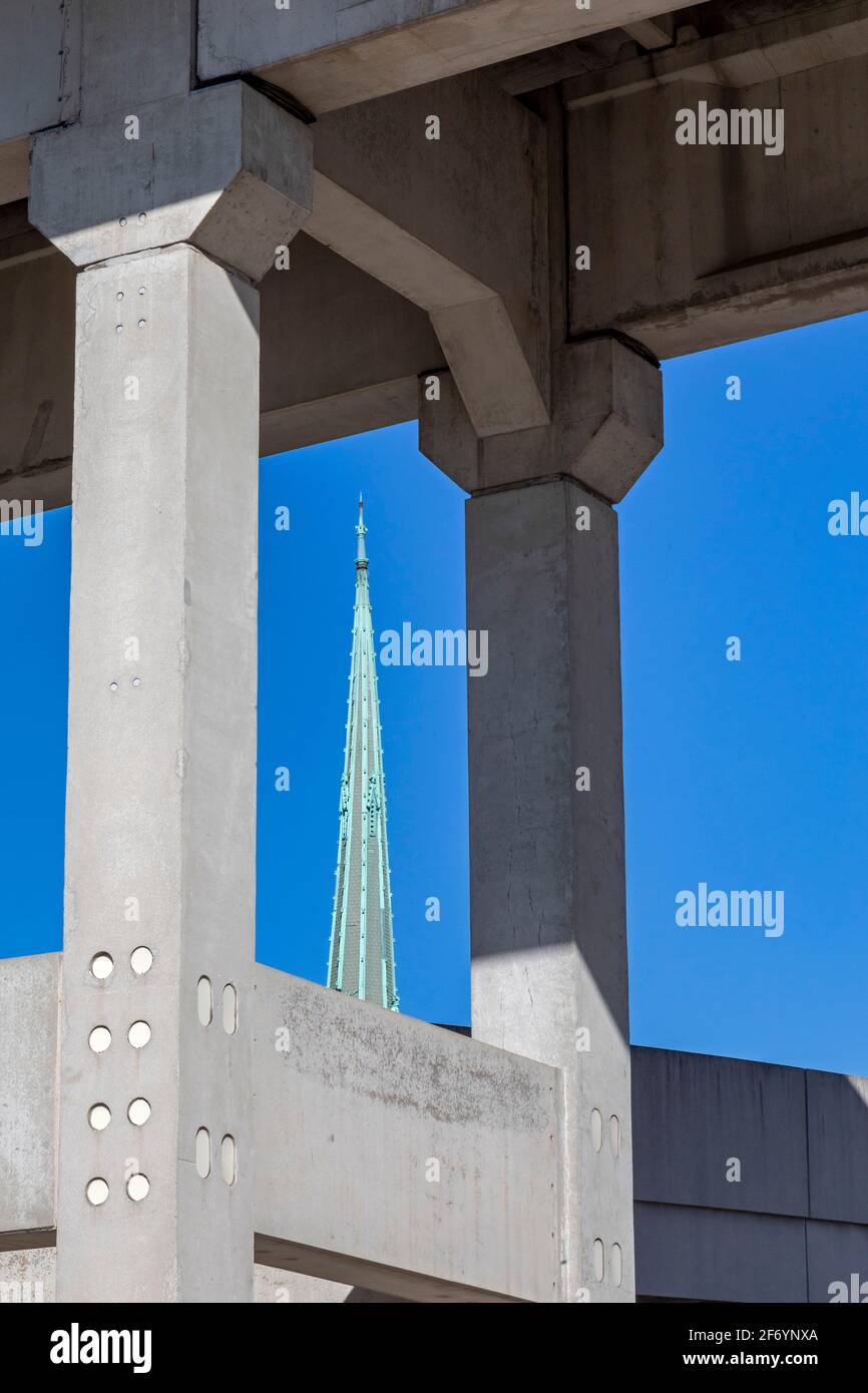 Detroit, Michigan - der 265 Meter hohe Kirchturm der Fort Street Presbyterian Church, gesehen durch die Parkrampen am TCF Convention Center. Stockfoto