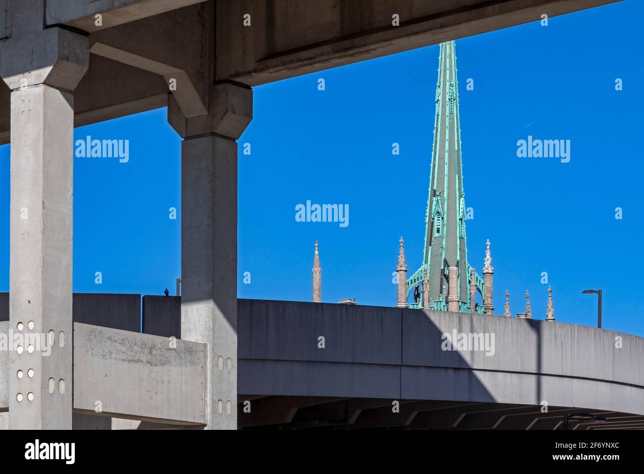 Detroit, Michigan - der 265 Meter hohe Kirchturm der Fort Street Presbyterian Church, gesehen durch die Parkrampen am TCF Convention Center. Stockfoto