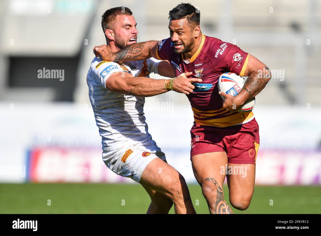 Kenny Edwards (11) von Huddersfield Giants hält Mike McMeeken (12) von Catalans Dragons in am 4/3/2021. (Foto von Craig Thomas/News Images/Sipa USA) Quelle: SIPA USA/Alamy Live News Stockfoto