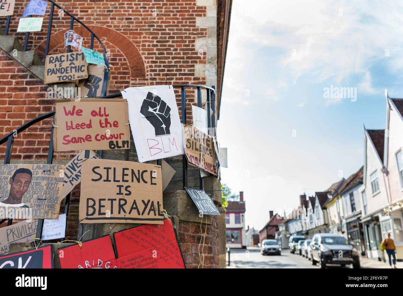 Woodbridge, Suffolk, UK Juni 20 2020: Selbstgemachte BLM-Protestschilder, die am Rathaus im Zentrum von Woodbridge befestigt wurden, um die Stadt zu zeigen Stockfoto