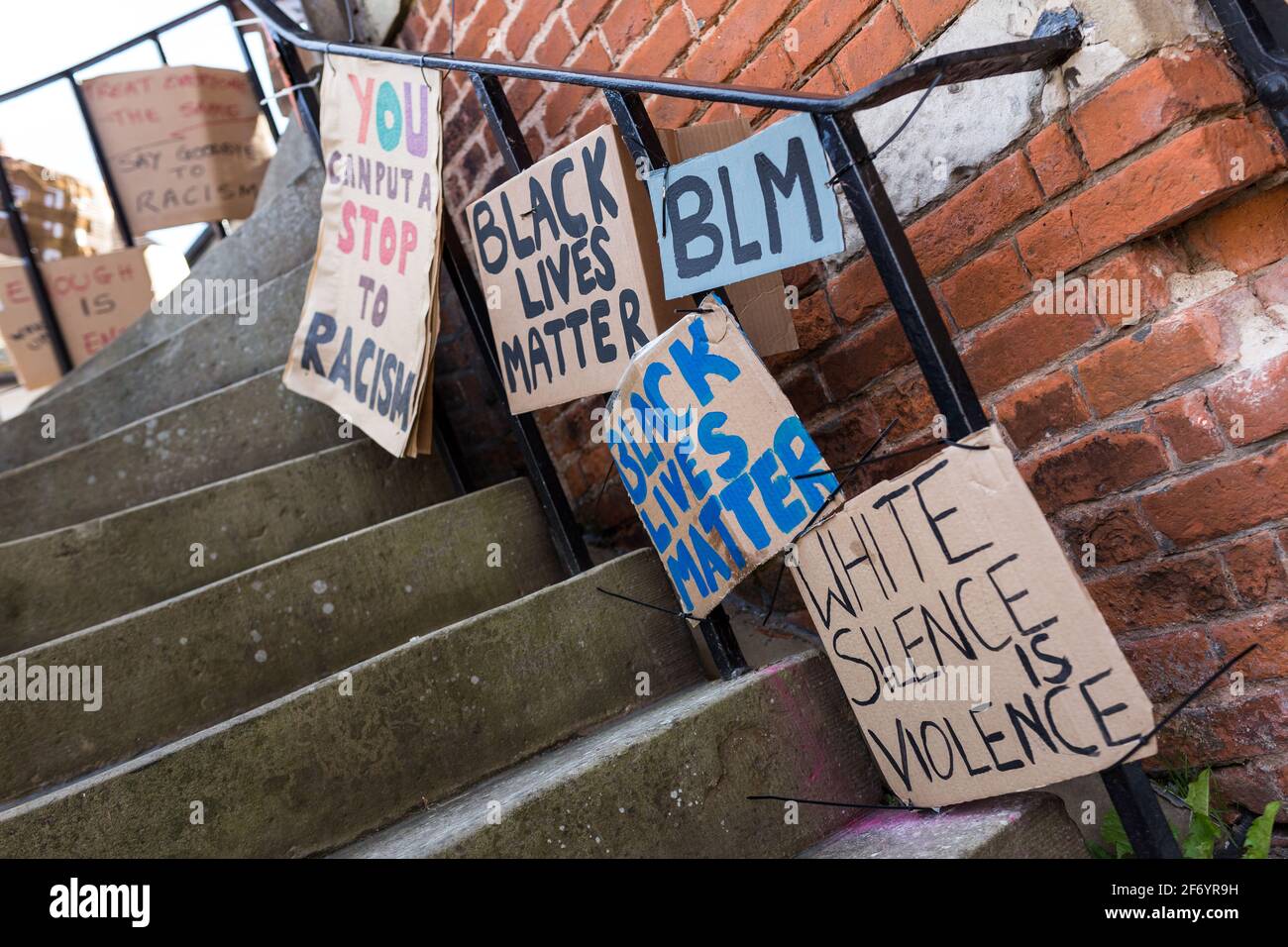 Woodbridge, Suffolk, UK Juni 20 2020: Selbstgemachte BLM-Protestschilder, die am Rathaus im Zentrum von Woodbridge befestigt wurden, um die Stadt zu zeigen Stockfoto