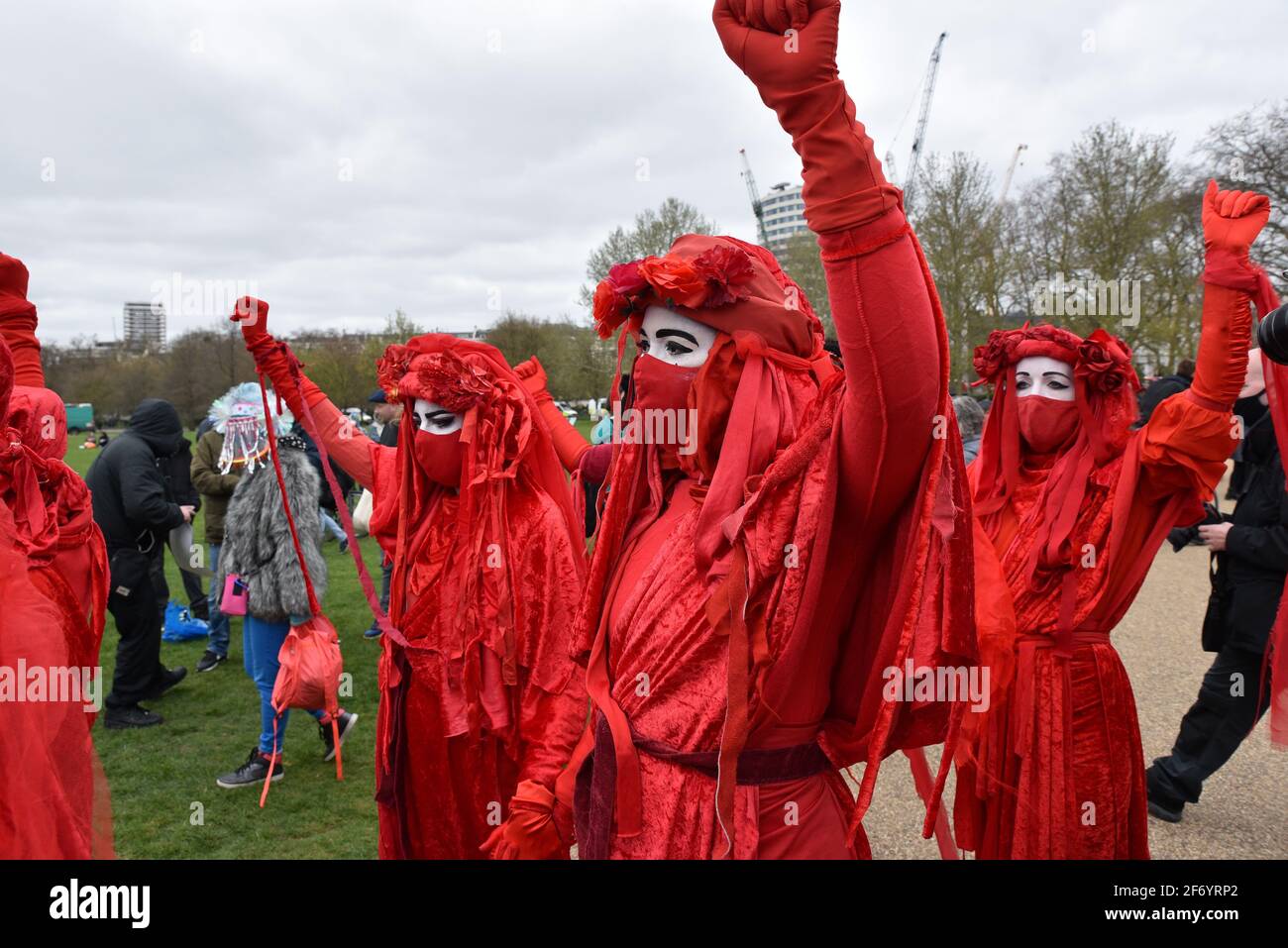 London, Großbritannien. April 2021. XR Red Brigade. Tötet die Demonstranten des Bill im Zentrum von London. Demonstranten im Hyde Park. Kredit: Matthew Chattle/Alamy Live Nachrichten Stockfoto