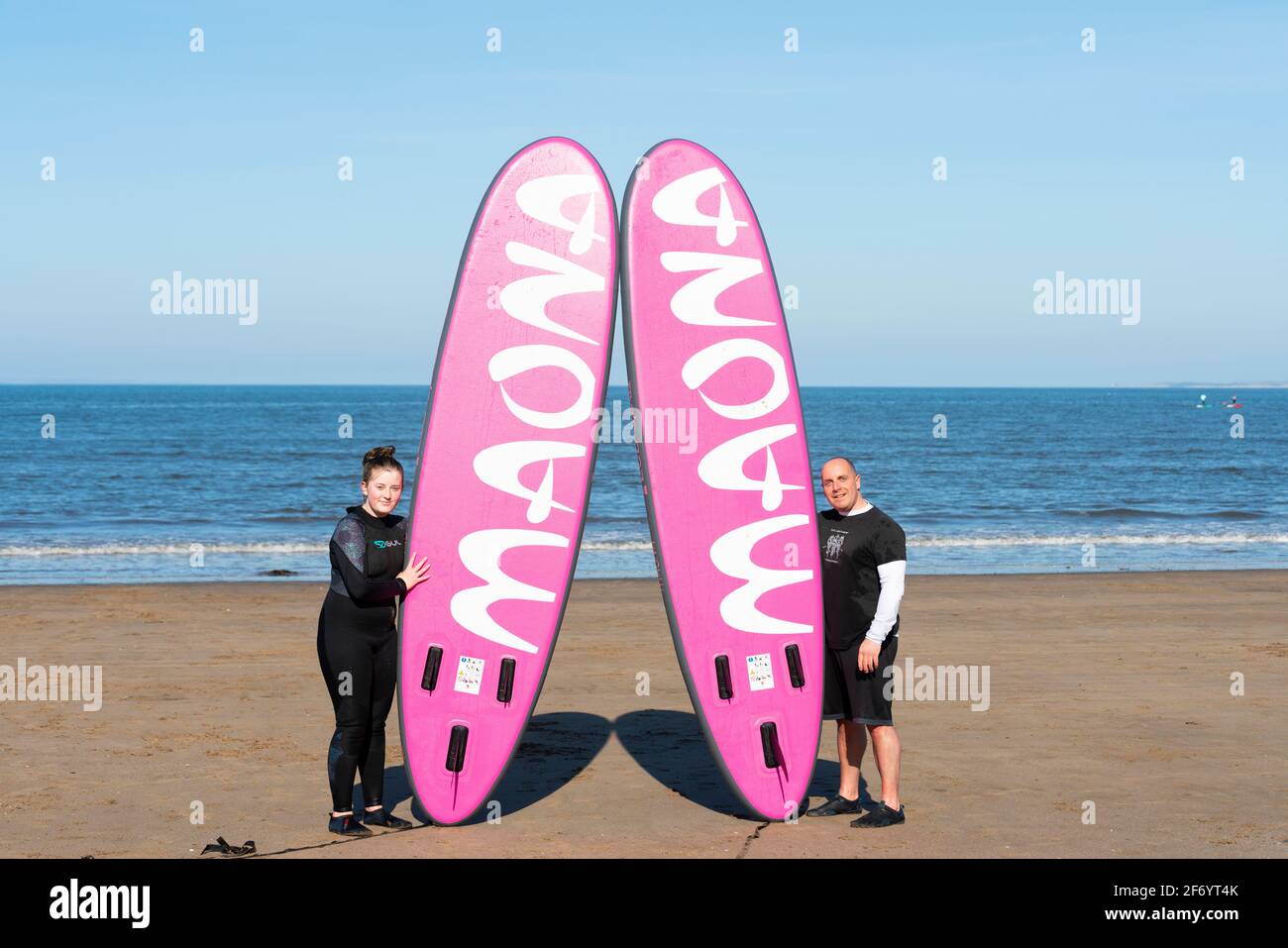 Portobello, Schottland, Großbritannien. 3. April 2021. Am Osterwochenende strömen Massen an den Strand und die Promenade von Portobello, um das Beste aus den neu entspannten Reisebeschränkungen von Covid-19 und der warmen Sonne mit ununterbrochenem blauen Himmel zu machen. PIC; die Sturgeon-Familie aus Edinburgh hat die bescheidenen Wellen zum Surfen genutzt. Iain Masterton/Alamy Live News Stockfoto