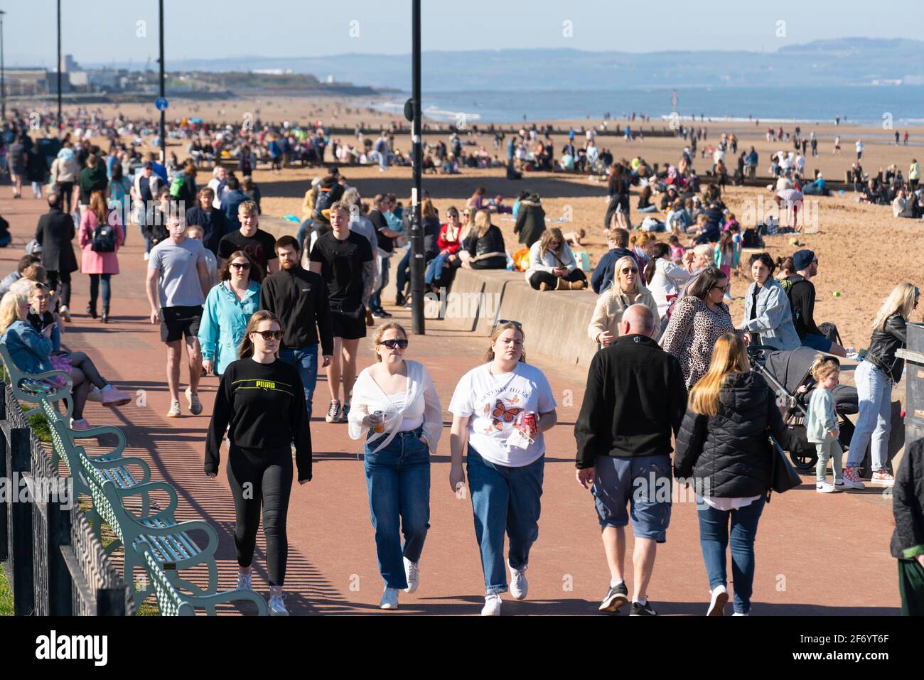 Portobello, Schottland, Großbritannien. 3. April 2021. Am Osterwochenende strömen Massen an den Strand und die Promenade von Portobello, um das Beste aus den neu entspannten Reisebeschränkungen von Covid-19 und der warmen Sonne mit ununterbrochenem blauen Himmel zu machen. PIC; Promenade voll mit den Mitgliedern der Öffentlichkeit, die das Wetter genießen. Iain Masterton/Alamy Live News Stockfoto