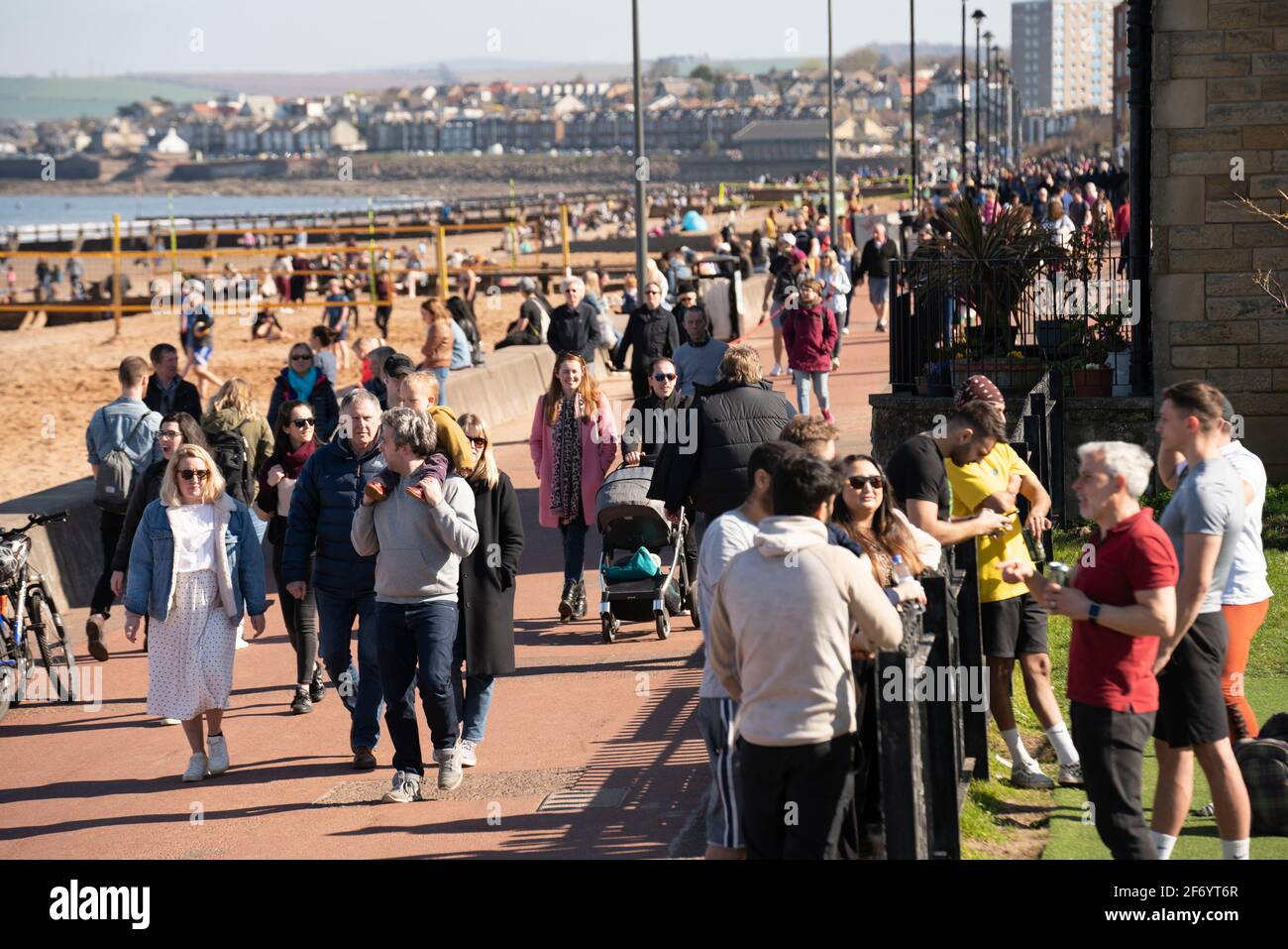 Portobello, Schottland, Großbritannien. 3. April 2021. Am Osterwochenende strömen Massen an den Strand und die Promenade von Portobello, um das Beste aus den neu entspannten Reisebeschränkungen von Covid-19 und der warmen Sonne mit ununterbrochenem blauen Himmel zu machen. PIC; Promenade voll mit den Mitgliedern der Öffentlichkeit, die das Wetter genießen. Iain Masterton/Alamy Live News Stockfoto
