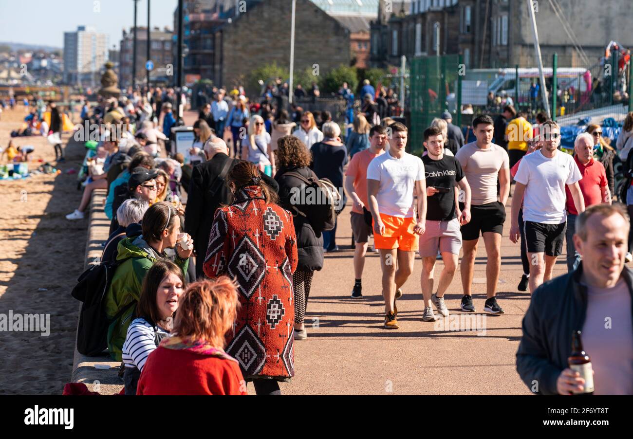 Portobello, Schottland, Großbritannien. 3. April 2021. Am Osterwochenende strömen Massen an den Strand und die Promenade von Portobello, um das Beste aus den neu entspannten Reisebeschränkungen von Covid-19 und der warmen Sonne mit ununterbrochenem blauen Himmel zu machen. PIC; Promenade voll mit den Mitgliedern der Öffentlichkeit, die das Wetter genießen. Iain Masterton/Alamy Live News Stockfoto