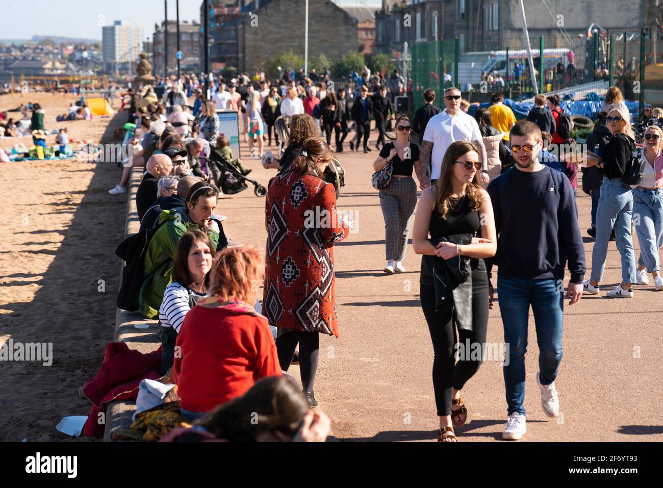 Portobello, Schottland, Großbritannien. 3. April 2021. Am Osterwochenende strömen Massen an den Strand und die Promenade von Portobello, um das Beste aus den neu entspannten Reisebeschränkungen von Covid-19 und der warmen Sonne mit ununterbrochenem blauen Himmel zu machen. PIC; Promenade voll mit den Mitgliedern der Öffentlichkeit, die das Wetter genießen. Iain Masterton/Alamy Live News Stockfoto
