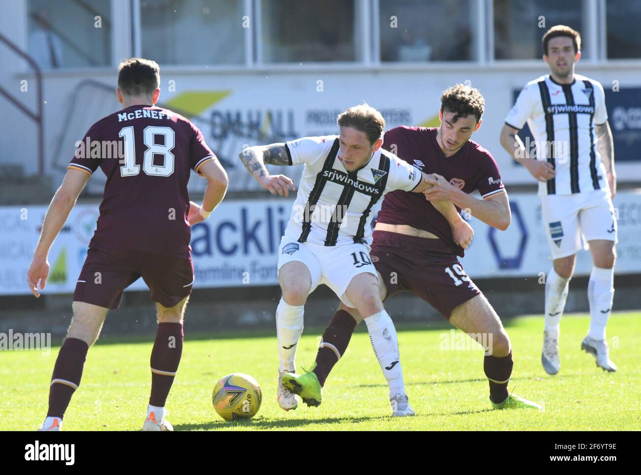 East End Park, Dunfermline.Fife Scotland UK 3. April 21 Dunfermline gegen Hearts Scottish Championship Match. Midfield tussle Dunfermline Declan McManus & Hearts Midfield Andy Irving,(R) Quelle: eric mccowat/Alamy Live News Stockfoto