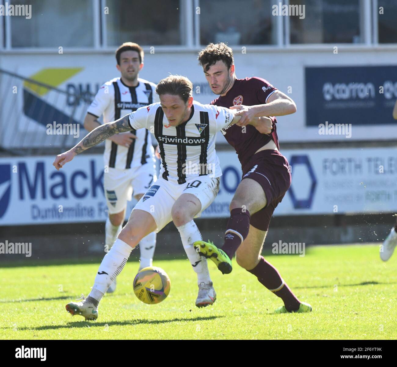 East End Park, Dunfermline.Fife Scotland UK 3. April 21 Dunfermline gegen Hearts Scottish Championship Match. Midfield tussle Dunfermline Declan McManus & Hearts Midfield Andy Irving,(R) Quelle: eric mccowat/Alamy Live News Stockfoto