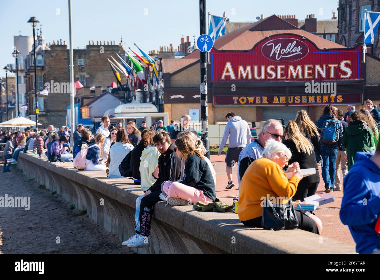 Portobello, Schottland, Großbritannien. 3. April 2021. Am Osterwochenende strömen Massen an den Strand und die Promenade von Portobello, um das Beste aus den neu entspannten Reisebeschränkungen von Covid-19 und der warmen Sonne mit ununterbrochenem blauen Himmel zu machen. PIC; Promenade voll mit dem Publikum, das Essen zum Mitnehmen aus mehreren Cafés genießen. Iain Masterton/Alamy Live News Stockfoto
