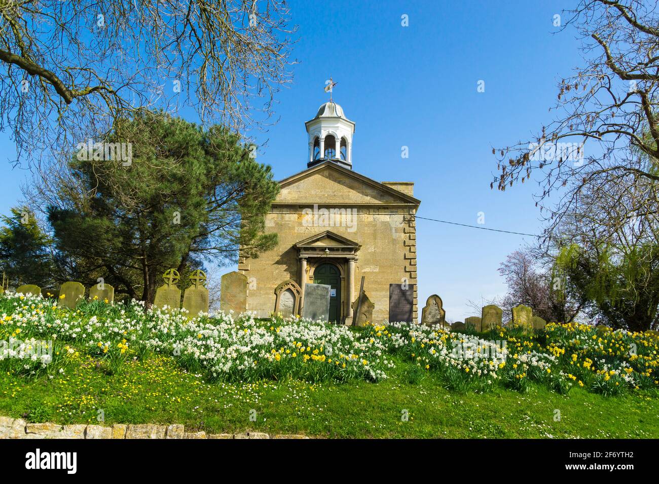 St. Peter und St. Pauls Kirche Cherry Willingham im Frühjahr Stockfoto
