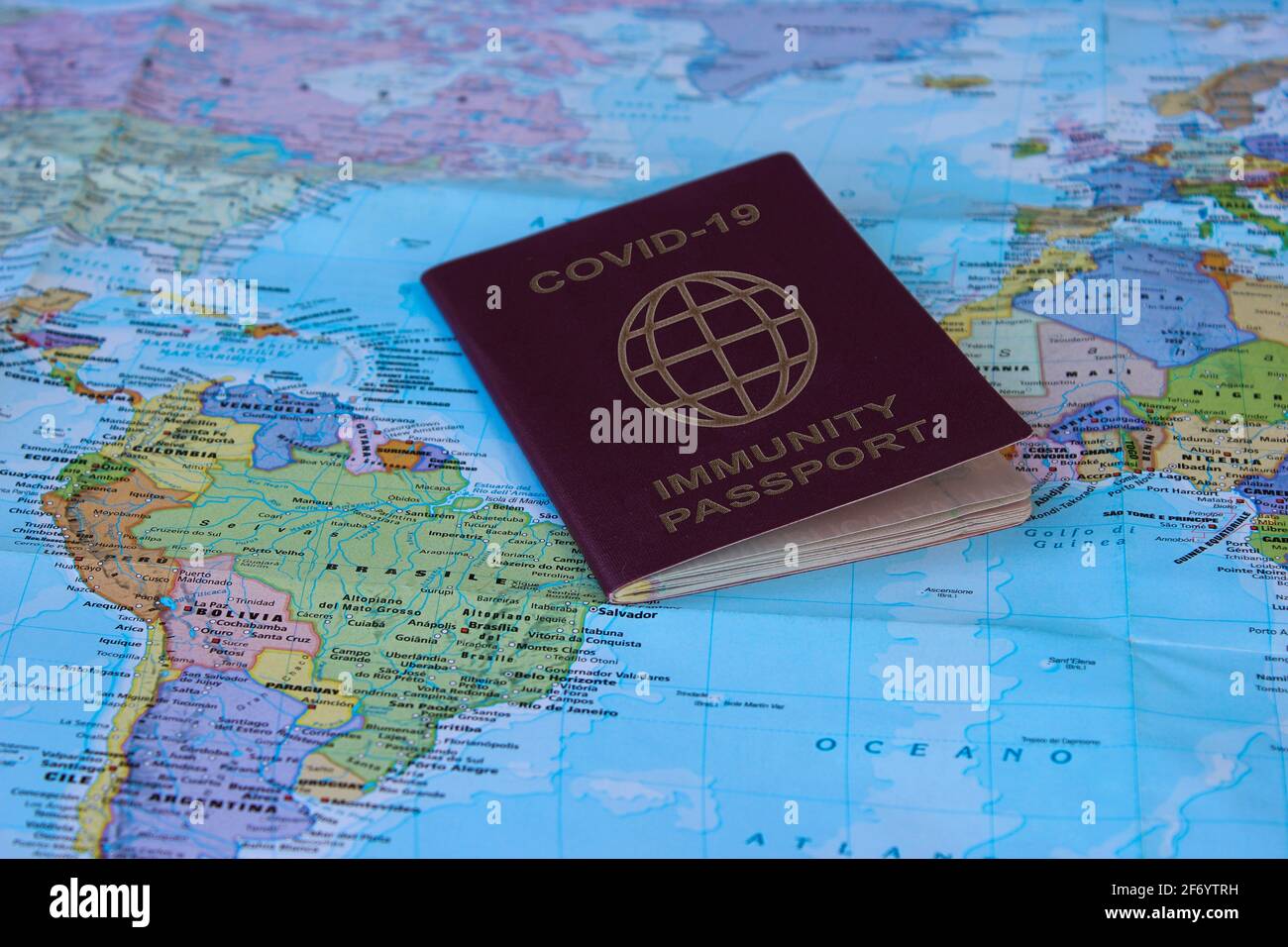Im Hintergrund verschwommene Planisphäre im Vordergrund Immunität pasportor covid frei, der in der Lage sein wird, um die ganze Welt zu reisen. Foto Varese Ita Stockfoto