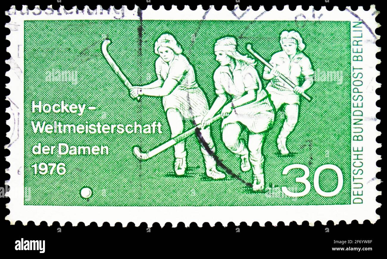 MOSKAU, RUSSLAND - 18. JANUAR 2021: Briefmarke gedruckt in Deutschland, Berlin, zeigt Spielszene, Frauen-Hockey – WM, Berlin Serie, um 1976 Stockfoto