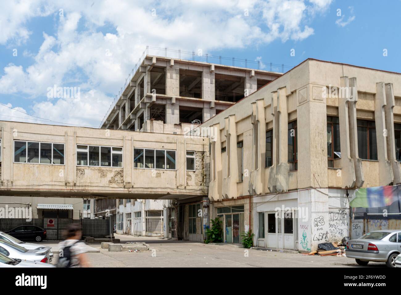 Schäbiger sozialistischer Modernismus schmuddelige Konstruktionen, ein erhöhter Gehweg im Hinterhof, Bukarest, Rumänien Stockfoto