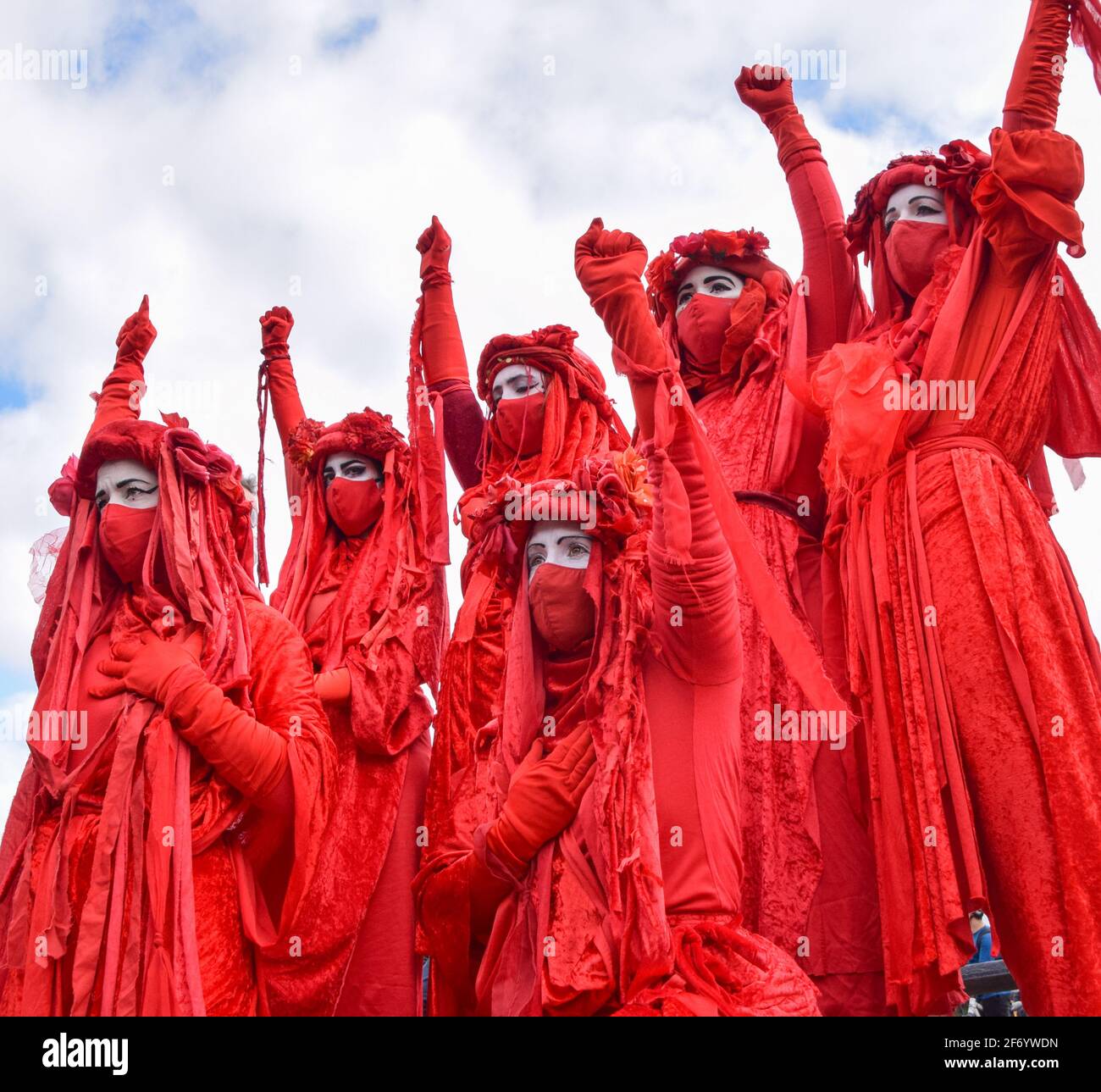 London, Großbritannien. April 2021. Extinction Rebellions Rote Rebellenbrigade beim Protest „Kill the Bill“ vor dem Buckingham Palace. Stockfoto