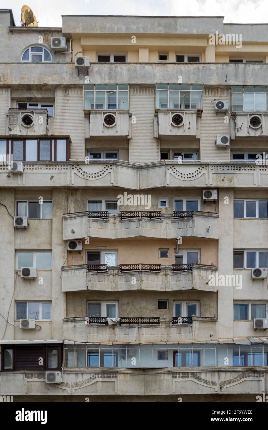Die Fassade des Wohngebäudes des sozialistischen Modernismus befindet sich in der Nähe des Union Square, der Innenstadt von Bukarest, Rumänien Stockfoto